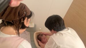 産後ヘルパー株式会社の産後ケア（パパへの沐浴指導）