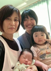 笑顔のお客様と産後ヘルパー
