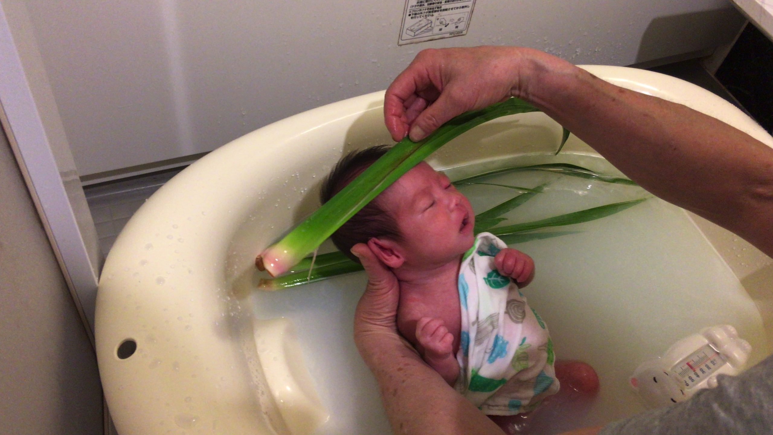 東京都墨田区の産後ケア 精神的に不安定になっていましたが 色々と相談に乗って いただき とても助かりました 写真は 沐浴 菖蒲湯 産後ケアの産後ヘルパーは東京 神奈川 埼玉 千葉 大阪 愛知のママをサポートする産後ケアのトップ企業です