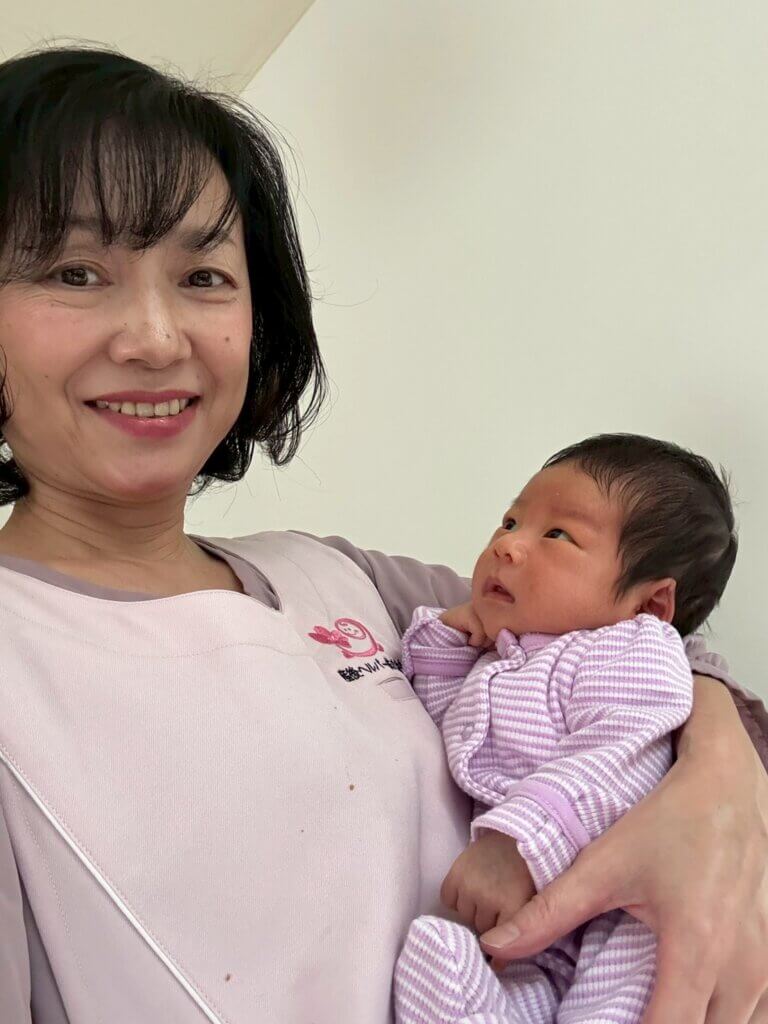 世田谷区の訪問型産後ケアで赤ちゃんを抱っこする産後ヘルパー|母乳育児と新生児ケアをサポート